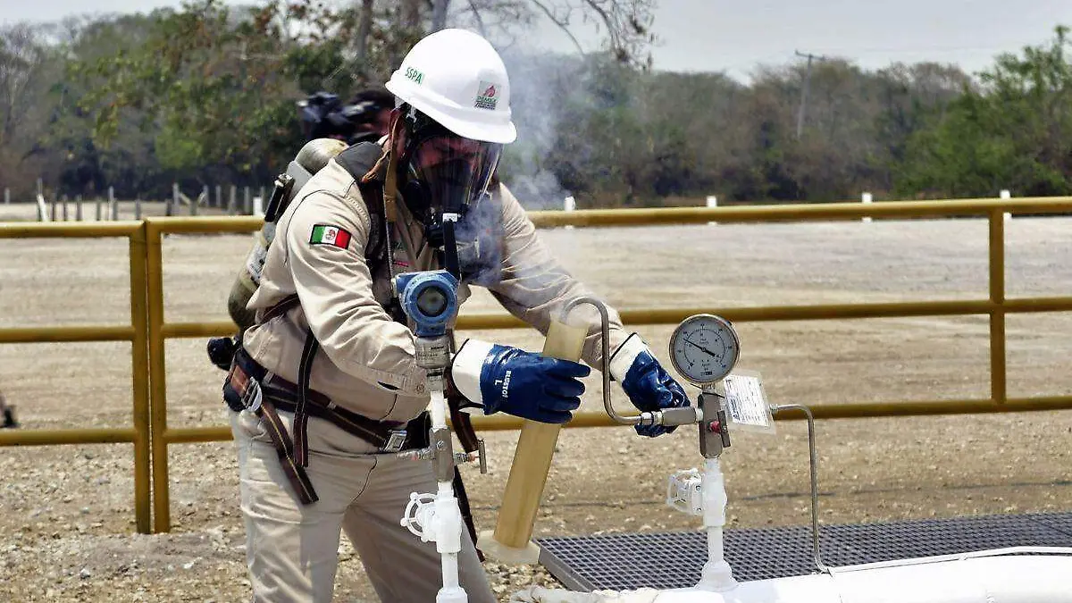 Pemex incrementa quema de gas en Ixachi, Veracruz, a pesar de haber prometido detenerla